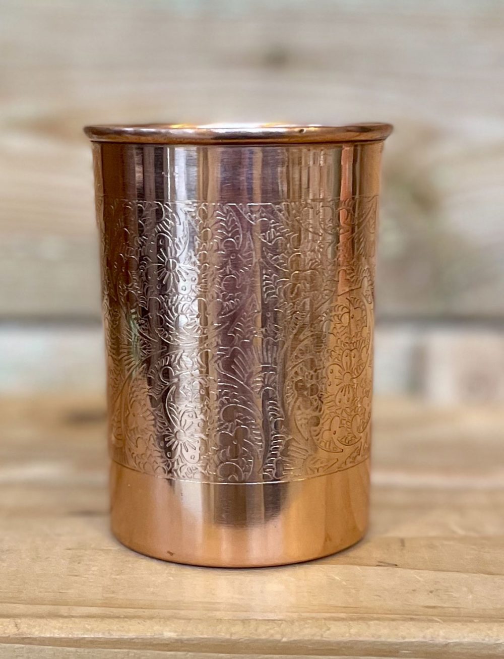 Gobelet en cuivre motif floral gravé