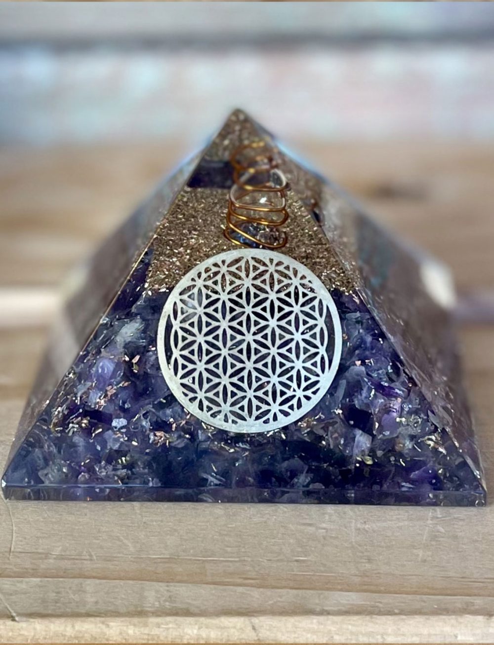 PYRAMIDE-ORGONITE-AMÉTHYSTE