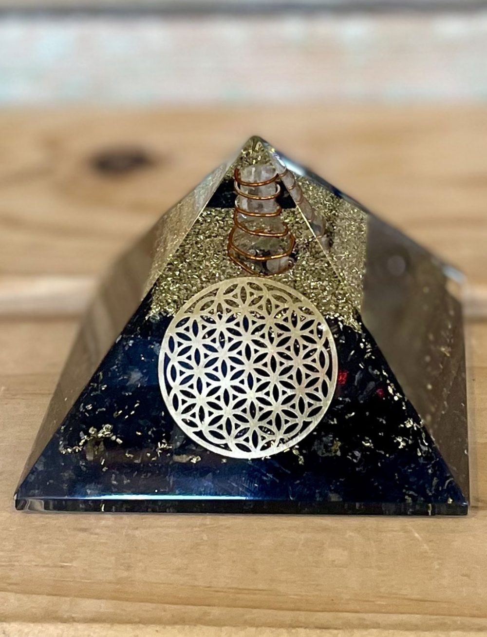 Orgonite Pyramide Tourmaline noire et Fleur de Vie Pause Nature
